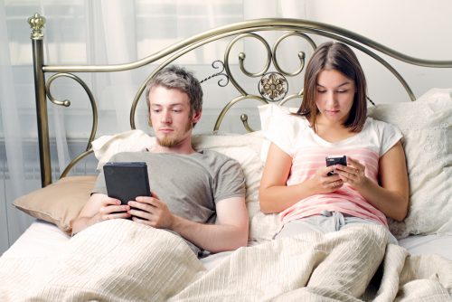 Etes-vous fidèle ? La réponse par ici... 10 Source image : http://betanews.com/wp-content/uploads/2013/10/couple-in-bed-with-phones.jpg
