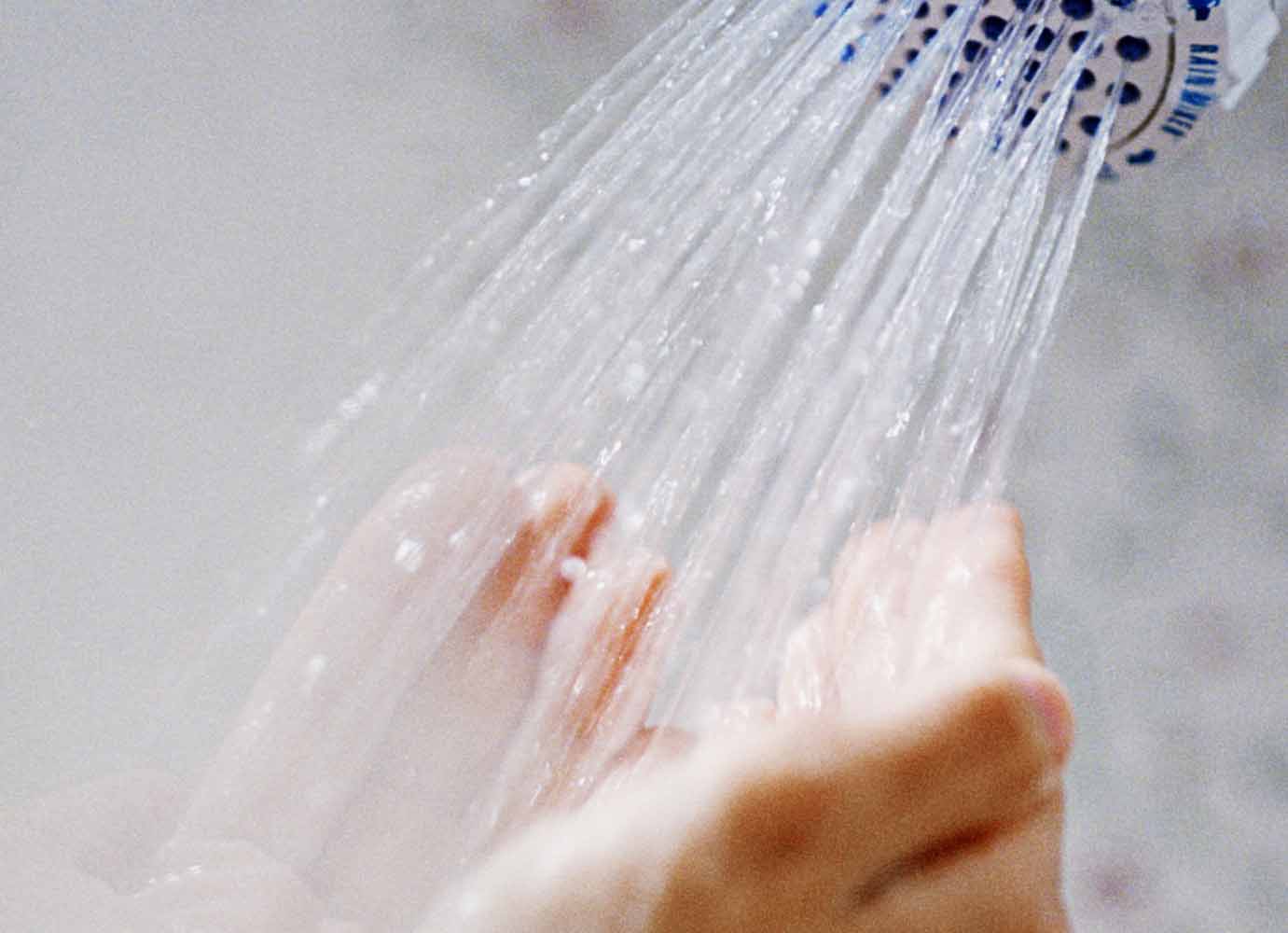 3 habitudes à éviter sous la douche 3