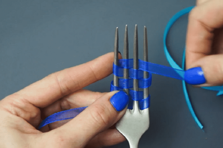 Voici une astuce toute simple pour réaliser un nœud avec une fourchette ! 8