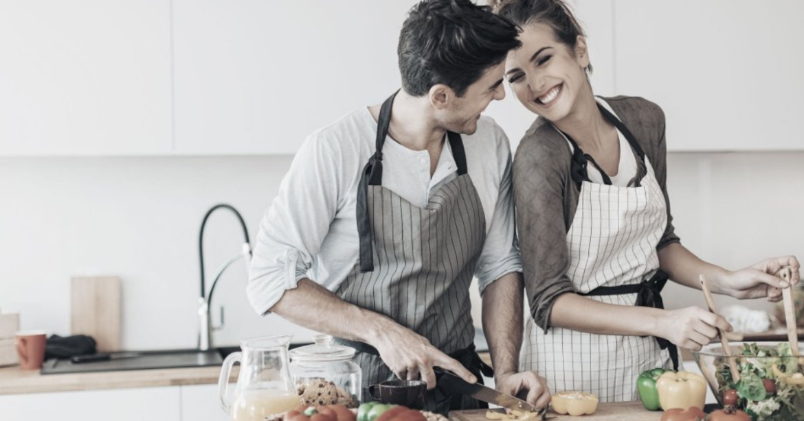 6 faits qui prouvent que les couples qui cuisinent ensemble sont les plus heureux 9